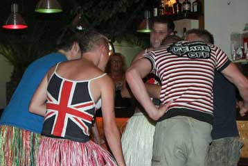 Έκτροπα από Βρετανούς τουρίστες στην Ελλάδα διαπιστώνει και το Φόρειν Όφις