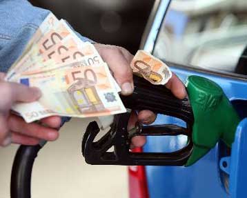 Στην επιβολή πλαφόν στις τιμές καυσίμων προσανατολίζεται η Ρυθμιστική Αρχή Ενέργειας