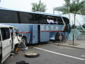 Σοβαρός τραυματισμός για τρεις Κινέζους σε σύγκρουση με πούλμαν διαπιστευμένων