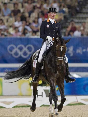 Πρώτοι οι Ολλανδοί στο ομαδικό της ιππικής δεξιοτεχνίας, Γερμανός στο ατομικό