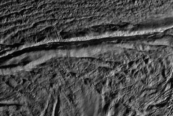 Φως στους πίδακες πάγου του Εγκέλαδου ρίχνει το Cassini