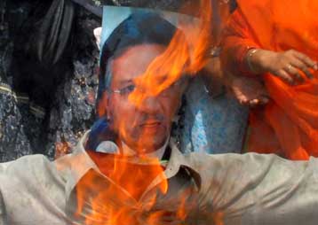 Σε «συμφιλίωση» καλεί ο Μουσάραφ, εν μέσω φημών περί επικείμενης παραίτησής του