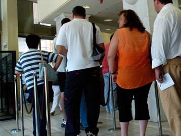 Αποσυμφόρηση του γκισέ επιθυμούν οι τράπεζες με στροφή στο e-banking