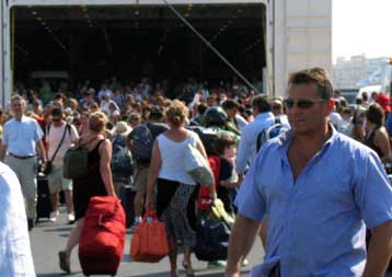 Εγκαταλείπουν τα αστικά κέντρα και οι αδειούχοι του Δεκαπενταύγουστου