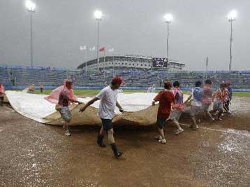 Η κακοκαιρία διέκοψε τον αγώνα σόφτμπολ ανάμεσα στον Καναδά και τις ΗΠΑ