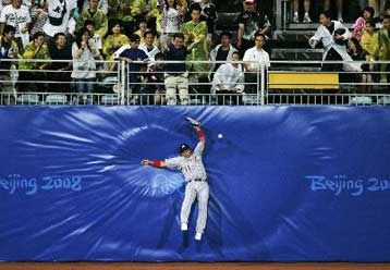 Διακόπηκε και ο αγώνας μπέιζμπολ, ανάμεσα στη Ν. Κορέα και την Κίνα