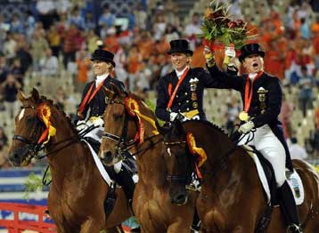 Στη Γερμανία το χρυσό της ιππικής δεξιοτεχνίας στο ομαδικό