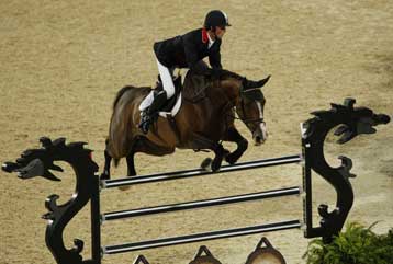 Προβάδισμα των ΗΠΑ στο ομαδικό υπερπήδησης εμποδίων, 13 άπταιστοι στο ατομικό