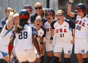 Αναμενόμενη προέλαση των Αμερικανίδων στο σόφτμπολ