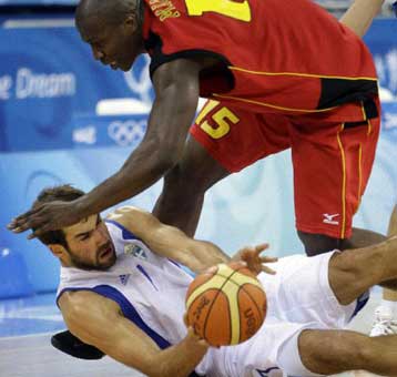 Σφράγισε την πρόκριση στην 8άδα η εθνική με 100άρα