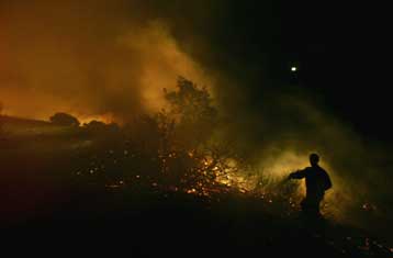 Πύρινα μέτωπα σε πολλές περιοχές της νότιας Ιταλίας, ένας νεκρός στη Σικελία