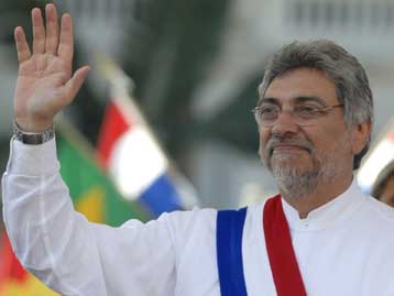 Ορκίστηκε πρόεδρος της Παραγουάης ο πρώην επίσκοπος Φερνάνδο Λούγο