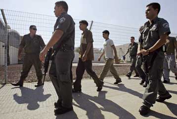 Εκατοντάδες Παλαιστίνιους κρατούμενους αποφάσισε να απελευθερώσει το Ισραήλ