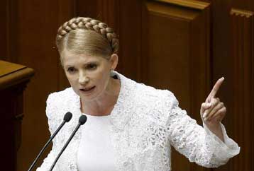 «Βέλη» ότι εξυπηρετεί τα ρωσικά συμφέροντα δέχεται η Γιούλια Τιμοσένκο στην Ουκρανία