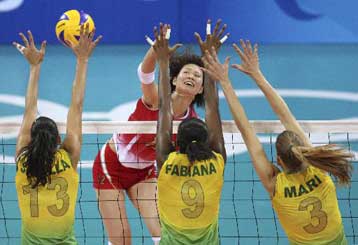 Μετά από φοβερή μάχη, οι Αμερικανίδες απέκλεισαν τις Ιταλίδες από τους «4» του βόλεϊ