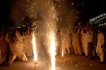 Νέα σελίδα στο Πακιστάν με την κυβέρνηση να αναζητά το διάδοχο του Μουσάραφ