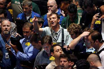 Στα 114 δολάρια ενισχύθηκε το πετρέλαιο, χαμηλό εξαμήνου για το ευρώ