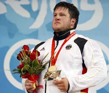 Ο Γερμανός Στάινερ νίκησε στα +105 κιλά της άρσης βαρών και ξέσπασε σε λιγμούς