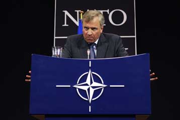 Το ΝΑΤΟ προειδοποεί τη Ρωσία και αναβαθμίζει τις σχέσεις του με τη Γεωργία