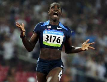 Η Χάρπερ πρώτη στα 100μ εμπόδια, αφού… στραβοπάτησε η Λόλο Τζόουνς