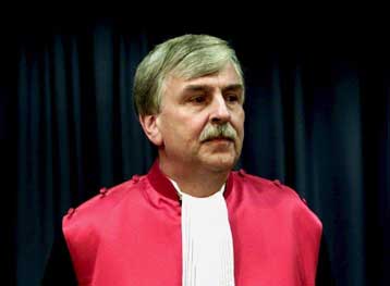 Την αντικατάσταση του Ολλανδού δικαστή ζητά ο Ράντοβαν Κάρατζιτς