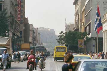 Διχάζει η απόφαση του Δήμου Αθηναίων για την πεζοδρόμηση της οδού Αθηνάς