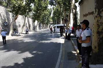 Αστυνομικοί και πολίτες τραυματίστηκαν σε βομβιστική επίθεση στη Σμύρνη