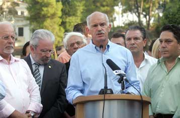 Επιταγή 1,2 εκατ. ευρώ για τις πυρόπληκτες περιοχές παρέδωσε ο Γ.Παπανδρέου