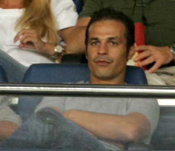 «Εμφύλιος» στο ΟΑΚΑ με τον Ντέμη να λαμβάνει μηνύματα πριν ανοίξει τα χαρτιά του