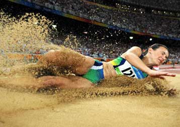 Η Βραζιλιάνα Μάγκι νίκησε τη Λεμπέντεβα για ένα… πόντο στον τελικό του μήκους