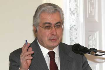 Δυναμώνουν οι εσωκομματικές φωνές που δείχνουν την έξοδο στον Αρ.Παυλίδη