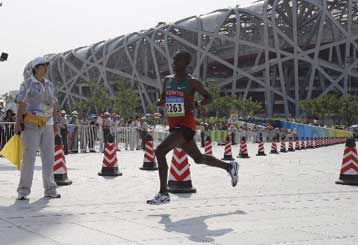 O Κενυάτης Ουανχίρου με νέο Ολυμπιακό ρεκόρ νικητής στον Μαραθώνιο