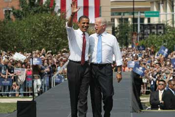 Πανηγυρική, πρώτη κοινή εμφάνιση για το «δίδυμο» Ομπάμα – Μπάιντεν