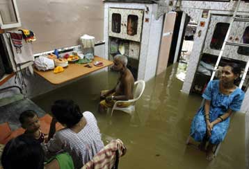 Εκατοντάδες νεκροί, εκατομμύρια άστεγοι από τους μουσώνες στην Ινδία