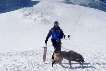 Λιγοστεύουν δραματικά οι ελπίδες για την ανεύρεση αγνοούμενων ορειβατών στις Αλπεις