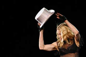 Προκαλεί ξανά η Μαντόνα συγκρίνοντας επί σκηνής Μακέιν και Χίτλερ