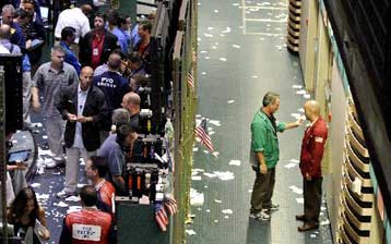 Η πτώση των τιμών του πετρελαίου οδηγεί υψηλότερα το δολάριο