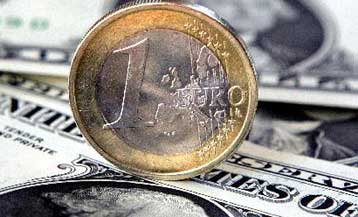 Στο χαμηλότερο επίπεδο του τελευταίου εξαμήνου υποχωρεί το ευρώ