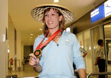 «Στο Λονδίνο… ως θεατής» δήλωσε η Δεβετζή στην επιστροφή της