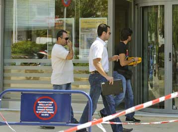 Συμπλοκή αστυνομικών-ληστών έξω από τράπεζα στα Ανω Λιόσια