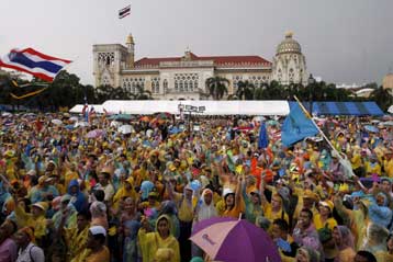 Έξω από το πρωθυπουργικό μέγαρο παραμένουν χιλιάδες διαδηλωτές στην Ταϊλάνδη