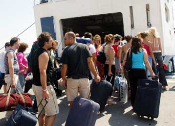 Στη ζυγαριά θα μπαίνουν οι βαλίτσες των επιβατών της Ακτοπλοΐας