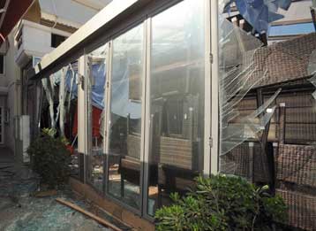 Ισχυρή έκρηξη σε κατάστημα στη Μαρίνα Ζέας