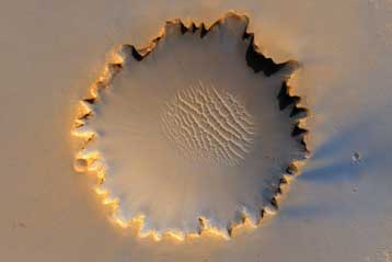 O ρομποτικός γεωλόγος Opportunity βγαίνει από αρειανό κρατήρα