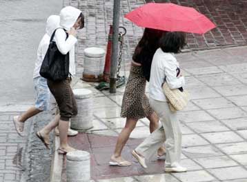 Ισχυρές βροχές και καταιγίδες μέχρι το απόγευμα προβλέπει η ΕΜΥ