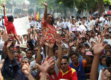 Δεν παραιτείται, ούτε κηρύσσει κατάσταση έκτακτης ανάγκης ο Ταϊλανδός πρωθυπουργός