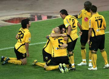 Με Ρίμπο θεατή και τον Μουρίνιο να… εμπνέει τον Εντίνιο η ΑΕΚ πήρε το ντέρμπι