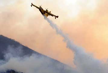 Πυρκαγιά ξέσπασε κοντά στο νεκροταφείο της Αρτέμιδας