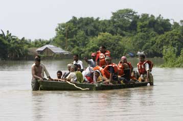 Περισσότεροι από 90 νεκροί από τις πλημμύρες στην Ινδία