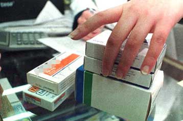 Επίθεση ΠΑΣΟΚ και ΣΥΡΙΖΑ στην κυβέρνηση για τη μετακύληση του κόστους των φαρμάκων